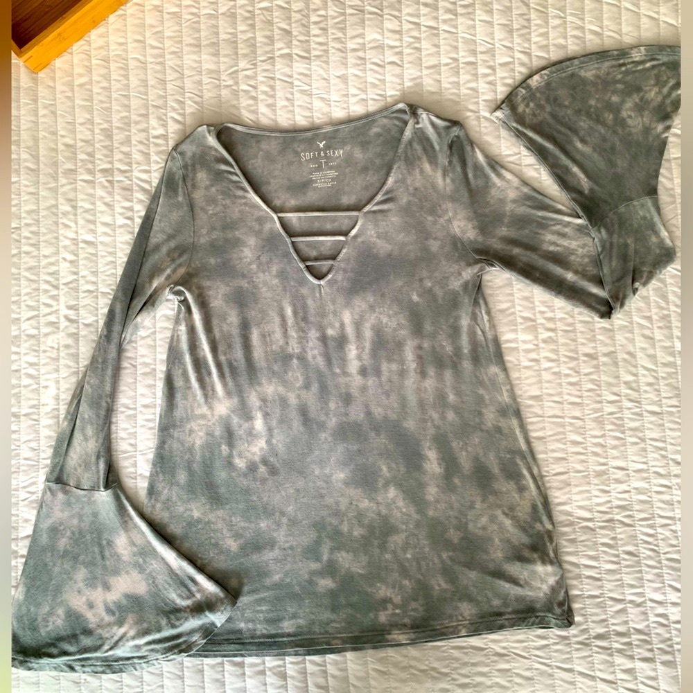 American Eagle Outfitters Soft & Sexy Top Flare Bell Long Sleeve V Neck Women S - Picture 4 of 16